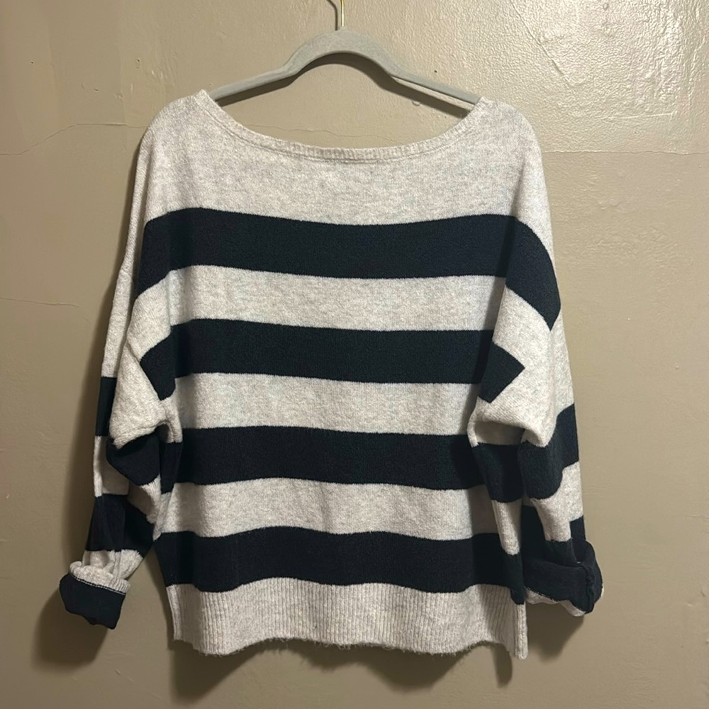 AMERICAN EAGLE SWEATER SIZE SMALL BLUE/WHITE STRIPS